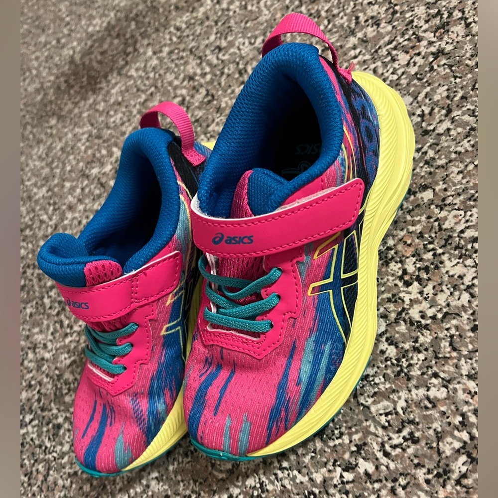 Nike toddle shoes